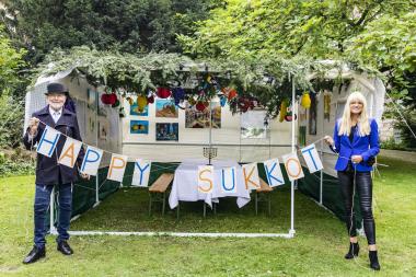 Sharon Fehr, Vorsitzender der Jüdischen Gemeinde Münster, und Dr. Barbara Rüschoff-Parzinger, LWL-Kulturdezernentin, vor der Sukka am LWL-Landeshaus. Foto: Hanna Neander 