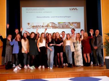 Grund zum Feiern: 18 frisch examinierte Gesundheits- und Krankenpfleger:innen durften am Freitag in der LWL-Akademie Lippstadt ihr Zeugnis entgegennehmen.&lt;br&gt;Foto: Goy/LWL 
