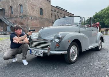 Bond-Liebhaber und Sammler Chris Distin stellt seine Sammlerstücke für die Ausstellung zur Verfügung.&lt;br&gt;Foto: Bond Club Wattenscheid 