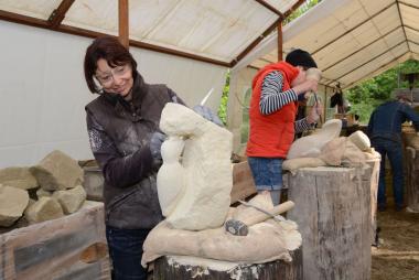Mit Fäustel, Knüpfel, Meißel und Kreativität wird aus Sandstein Kunst.&lt;br&gt;Foto: LWL / Hudemann 
