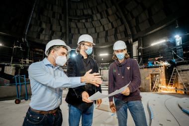 Da kommt Freude auf. Der Wiederaufbau der Projektionsfläche kann bald beginnen. Dr. Björn Voss, Leiter des Planetariums Münster, Museumsdirektor Dr. Jan Ole Kriegs und Dr. Tobias Jogler, technische Leitung, freuen sich über die guten Fortschritte beim Planetariumsumbau (v. li. n. re.).&lt;br&gt;Foto: LWL/Steinweg 
