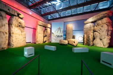Blick in die neue Sonderausstellung "Stonehenge - Von Menschen und Landschaften". Die Besucher erwartet eine aufregende Perspektive inmitten des 1:1-rekonstruierten Inneren des berühmten Steinkreises.<br>Daniel Sadrowski