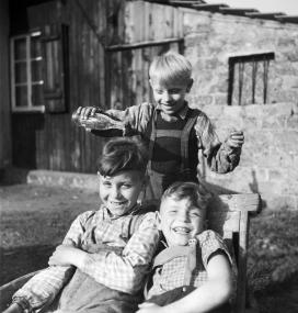 Vor allem Kinder haben viel Spaß an &quot;Spargitzen&quot;, aber auch Erwachsene machen noch gerne Scherze, Streiche und harmlose Späße. &lt;br&gt;Foto: LWL-Archiv/Ignaz Böckenhoff 