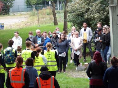 Die Schülerinnen und Schüler besuchten im Rahmen der Do-Tour für Respekt auch das Mahnmal auf dem Gelände der LWL-Klinik Dortmund.&lt;br&gt;Foto: LWL/Herstell 