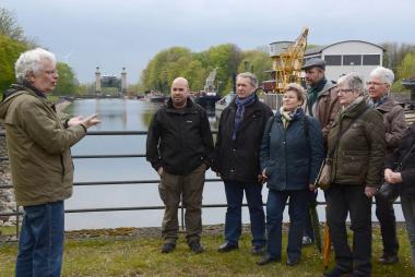 Rainer Miebach vermittelt den Teilnehmer:innen, wie das Schiffshebewerk funktioniert.&lt;br&gt;Foto: LWL / Hudemann 
