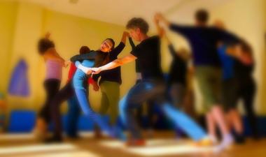 Die Bewegungstherapeuten Monica Fotescu-Uta und Uwe Hillebrandt im Einsatz.&lt;br&gt;Foto: LWL/Thimm 