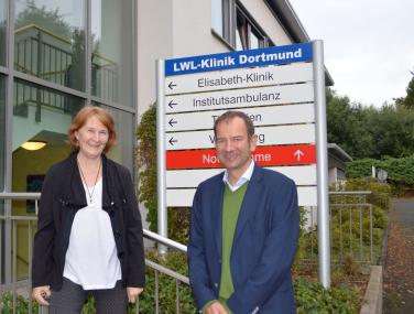 Staffelstabwechsel in der Dortmunder LWL-Kinder- und Jugendpsychiatrie: Dorothea Rahmann übergibt an Dr. Nikolaus Barth.&lt;br&gt;Foto: LWL/Seifert 