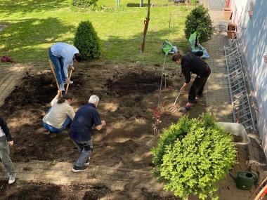 Erste Arbeiten am integrativen Projekt des Heimat- und Verschönerungsvereins Siegen-Achenbach - der Gemeinschaftsgarten wird von freiwilligen Helferinnen und Helfern gemeinsam gestaltet.&lt;br&gt;Foto: Günther Langer/ Heimat- und Verschönerungsverein Siegen-Achenbach 
