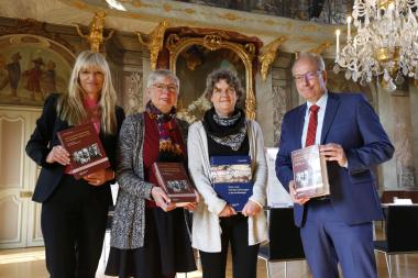 LWL-Kulturdezernentin Dr. Barbara Rüschoff-Parzinger, Kommissionsvorsitzende Prof. Dr. Mechthild Black-Veldtrup, Dr. Aurelia Dickers, Stadtarchäologin von Münster und Vorsitzende der Altertumskommission für Westfalen, und LWL-Direktor Matthias Löb (v.l.).&lt;br&gt;Foto: LWL 