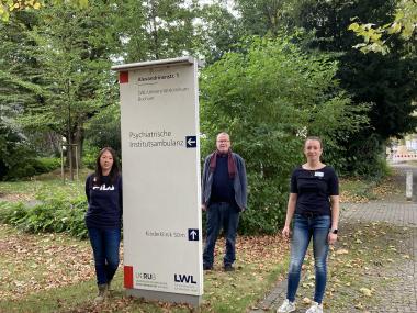 Stellen in einer Online-Veranstaltung am 13.10. die neue Spezialsprechstunde &quot;Einsamkeit&quot; vor (v.l.): Ambulanzärztin Dr. Sie-In Lee-Grimm, Ärztlicher Direktor Prof. Dr. Georg Juckel und Psychologin Maureen McMonagle.&lt;br&gt;Foto:: LWL 