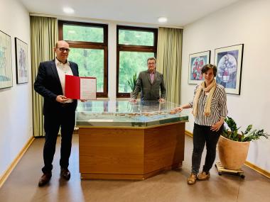 Partnerschaft mit Qualität seit 20 Jahren (v.l.): DGQ-Geschäftsleitung Stephan Köchling, Heinz Augustin, Kaufmännischer Direktor der LWL-Klinik Herten, und Qualitätsmanagerin Anne Sophie Scholz.&lt;br&gt;Foto: LWL 