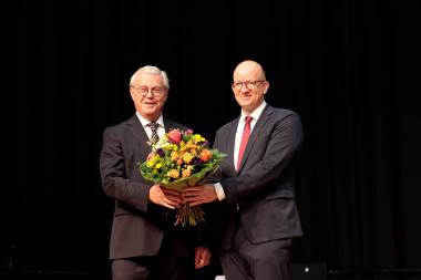 Der Vorsitzende der Landschaftversammlung, Klaus Baumann (l.), gratuliert Tilmann Hollweg zur einstimmigen Wiederwahl als LWL-Maßregelvollzugsdezernent.&lt;br&gt;Foto: LWL/Tronquet 
