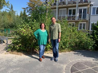 Die beiden Sozialpädagoginnen Christina Wenz (li.) und Mona Lechtenberg (fehlt im Bild) führen gemeinsam durch die Offene Sprechstunde in der LWL-Institutsambulanz in Bochum. Erziehungsleiter und Diplom-Heilpädagoge Jan Hildebrand koordiniert die ambulanten Angebote des St. Vinzenz e.V.&lt;br&gt;Foto: LWL 