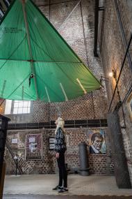 Ein Hingucker im Malakowturm ist der Original-Drachenflieger aus dem Film &quot;Leben und sterben lassen&quot; (1973), mit dem Roger Moore alias 007 auf Kanangas Insel gelangte.&lt;br&gt;Foto: LWL / Gehrmann 