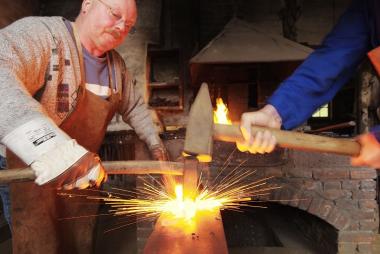 Im Feuer der Schmiede zeigen die Drahtbienen ihre wahre Gestalt.&lt;br&gt;Foto: LWL/Wohlrab 