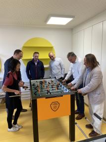 Auf dem Bild kickern v.li.: Thuy-Van Truong, deutsche Nationalspielerin im Kickern, Jan Hendrik Unger, kaufmännischer Direktor der LWL-Einrichtungen Marsberg, Benjamin Ridder, Project Manager Exhibitions/Events von dSPACE, Dr. Filip Salem, leitender Oberarzt der Kin-der- und Jugendpsychiatrie Paderborn, Dietrich Honervogt, 1. stellv. Bürgermeister von Paderborn, und Dr. Falk Burchard, Chefarzt der Kinder- und Jugendpsychiatrie Marsberg und Paderborn.&lt;br&gt;Foto: LWL/Hollwedel 