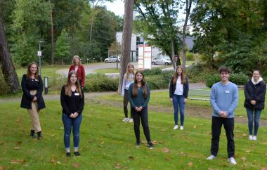 Die LWL-Klinik Marl-Sinsen begrüßt Azubis, FSJ-ler:innen und Erziehende im Anerkennungsjahr. Leider ist die Nachwuchsriege auf diesem Foto nicht ganz komplett.&lt;br&gt;Foto: LWL/Alexandra Hekel 