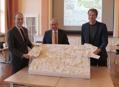 Am Freitag (22.10.) haben (v.l.) Jan Hendrik Unger, kaufmännischer Direktor der LWL-Klinik Marsberg, LWL-Direktor Matthias Löb und Gerhard Wittfeld, Architekturbüro &quot;kadawittfeldarchitektur&quot; die geplanten Baumaßnahmen für den neuen Gesundheitscampus vorgestellt.&lt;br&gt;Foto: LWL 