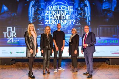 Stellten das Projekt &quot;Futur 21 - kunst industrie kultur&quot; vor: (v.l.) LWL-Kulturdezernentin Dr. Barbara Rüschoff-Parzinger, LVR-Direktorin Ulrike Lubek, Clemens Walter, künstlerischer Leiter des Festivals, LVR-Kulturdezernentin Milena Karabaic und LWL-Direktor Matthias Löb.&lt;br&gt;Foto: LWL / Dierkes 