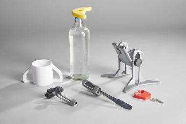 Diese kleinen Alltagshelfer unterstützen Menschen mit Behinderung beim selbstständigen Trinken, Malen, Essen, Tür aufschließen oder Flasche öffnen. Der Sonderpädagoge Nils Beinke-Schulte entwirft und druckt sie für seine Schüler:innen am 3D-Drucker aus.&lt;br&gt;Foto: LWL/ Kainulainen 
