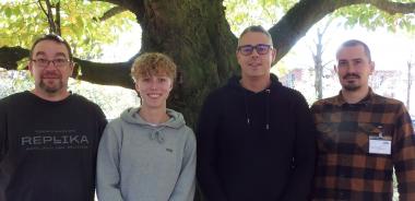 Den Abend gestalten (Foto, v.l.n.r.): Gregor Urbaniok (stellv. Stationsleitung), Vanessa Breginski (Gesundheits- und Krankenpflegerin), Tobias Goschütz (Stationsmanager) und Matthias Pauge (Pflegeentwicklung).&lt;br&gt;Foto: LWL/Herstell 