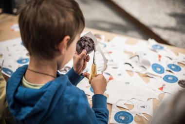 Beim Familientag im LWL-Museum für Naturkunde erfahren Kinder und Erwachsene viel über den Überlebenskünstler Mensch und den Alleskönner Wald.&lt;br&gt;Foto: LWL/Steinweg. 