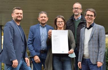 Strahlende Gesichter bei allen Beteiligten nach der erfolgreichen DIN ISO-Zertifizierung und der offiziellen Urkundenübergabe (v.l.): Dr. Daniel Napieralski-Rahn (Kaufmännischer Direktor LWL-Universitätsklinik Hamm), Bodo Röers, Christine Gerber (beide Qualitätsmanagement) Thomas Linnemann (Pflegedirektor), Prof. Dr. Dr. Martin Holtmann (Ärztlicher Direktor).&lt;br&gt;Foto: LWL 