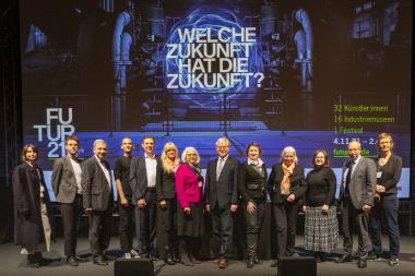 Vertreter:innen der Verbände und der Förderer zusammen mit dem kuratorischen Team bei der Eröffnungsveranstaltung. Ausführliche Bildunterschrift unter dem Text. &lt;br&gt;Foto: LWL/Unkelbach 