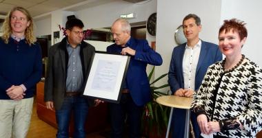 Preisverleihung im Sozialcafé net(t)werk (v.l.): Philip Engelbutzeder (Uni Siegen), Günther Langer (1. Vorsitzender Heimat- und Verschönerungsverein Siegen-Achenbach), Thomas Tenkamp (Geschäftsführer Kulturstiftung der Westfälischen Provinzial Versicherung), MdL Jens Kamieth (2. stellv. Bürgermeister Siegen), Dr. Silke Eilers (WHB-Geschäftsführerin).&lt;br&gt; Foto: Bernd Brandemann 