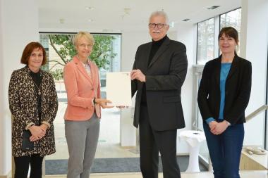 Es freuen sich über den Förderbescheid (v.l.): Denkmalschutz-Hauptdezernentin Karin Geißler, Regierungspräsidentin Dorothee Feller, Kaufmännischer Direktor der LWL-Klinik Lengerich Thomas Voß und Mitarbeiterin aus dem Dezernat für Denkmalschutz der Bezirksregierung Me-lanie Schüler.  &lt;br&gt;Foto: Bezirksregierung Münster 