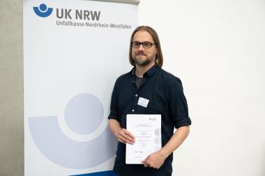 Nahm stellvertretend für sein Team die Auszeichnung entgegen für herausragenden Arbeits- und Gesundheitsschutz in der LWL-Klinik Herten (v.l.n.r.): Daniel Hartelt, Sachgruppenleiter Allgemeine Verwaltung.&lt;br&gt;Foto: Jens Nieth / Unfallkasse NRW 