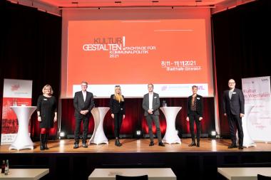 Eröffneten die Fachtage für Kommunalpolitik 2021 in der Stadthalle Gütersloh (v. l.): Dr. Yasmine Freigang (Leiterin &quot;Kultur in Westfalen&quot; beim LWL), Andreas Kimpel (Vorsitzender des Kultursekretariats NRW Gütersloh), Dr. Barbara Rüschoff-Parzinger (LWL-Kulturdezernentin), Dr. Tobias J. Knoblich (Präsident der Kulturpolitischen Gesellschaft), Antje Nöhren (Geschäftsführerin des Kultursekretariats NRW Gütersloh) und Moderator Dr. Jörg Biesler.&lt;br&gt;Foto: LWL/Adamski 