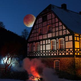 Der Weg der Winter-Wanderung im LWL-Freilichtmuseum führt über einen künstlerisch beleuchteten Rundweg.&lt;br&gt;Foto: LWL 