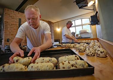 Handarbeit: Die LWL-Bäcker Jürgen Ronkartz und Heinz-Adolf Bertram (v. l.) fertigen eifrig Museumsstollen.&lt;br&gt;Foto: LWL/Gerstendorf-Welle 
