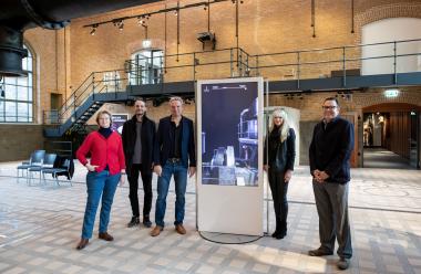Digitale Kunst hält Einzug ins Schiffshebewerk. Dr. Kirsten Baumann, kommissarische Direktorin des LWL-Industriemuseums, Clemens Walter, künstlerischer Leiter von &quot;Futur 21&quot;, Ausstellungsgestalter Ruudi Baier, LWL-Kulturdezernentin Dr. Barbara Rüschoff-Parzinger und Museumsleiter Dr. Arnulf Siebeneicker (v.l.) gaben Einblicke in die neue Dauerausstel-ung.&lt;br&gt;Foto: LWL / Gehrmann 