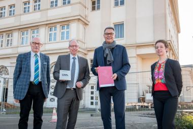 Hinter dem Hoesch-Museum, auf dem Gelände der ehemaligen Westfalenhütte, soll im kommenden Jahr der Stahl-Bungalow aus Hombruch aufgestellt werden. Dort nahm Oberbürgermeister Thomas Westphal (2.v.re.) am Freitag den Förderbescheid von LWL-Direktor Matthias Löb (2.v.li.) entgegen. Neben ihm: Isolde Parussel (Leiterin des Hoesch-Museums) und Dr. Karl Lauschke (li., Vorsitzender der Freunde des Hoesch-Museums).&lt;br&gt;Foto: Dortmund Agentur/ Gorecki 