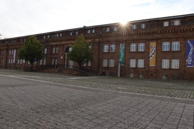 Die Fassade des LWL-Preußenmuseums mit den Werbebannern zur ersten Sonderausstellung &quot;Jüdisch? Preußisch? Oder was?&quot;.&lt;br&gt;Foto: LWL/Meisinger 