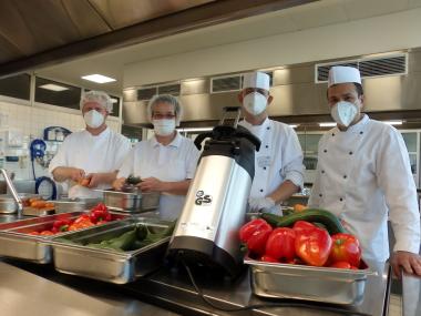 Teamarbeit in der Küche der LWL-Klinik Hemer: (v.l.) Sascha Kuckuk, Ute Dierkes, Eric Artley und Artem Merjasov an der neuen Küchenmaschine.&lt;br&gt;Foto: LWL 