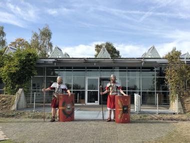 Am Sonntag heißen die museumseigenen Legionäre die Besucher:innen in voller Ausrüstung willkommen.<br>Foto: LWL/ Prahl-Recke