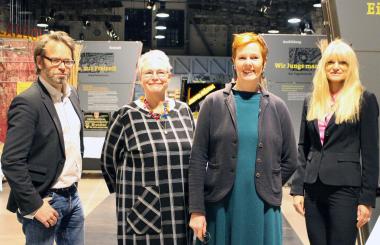 Die Historikerinnen Susanne Abeck (2. v. r.) und Dr. Uta Schmidt (2. v. l.) erhielten den LWL-Preis für westfälische Landeskunde. LWL-Kulturdezernentin Dr. Barbara Rüschoff-Parzinger (r.) und Prof. Dr. Malte Thießen, Leiter des LWL-Institutes für westfälische Regionalgeschichte, überreichten die Auszeichnung.&lt;br&gt; Foto: LWL/ Nolte 