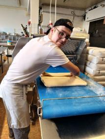 Jan-Phillip Guderian engagiert sich sehr in seiner Ausbildung. Ihm gefallen auch die ungewöhnlichen Arbeitszeiten als Bäcker.&lt;br&gt;Foto: LWL 