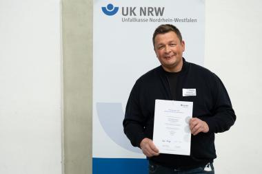 Thorsten Kurth, Fachkraft für Arbeitssicherheit der LWL-Maßregelvollzugskliniken Schloss Haldem und Rheine, hat die Auszeichnung stellvertretend für beide Kliniken bei der Feierstunde in der LWL-Henrichshütte in Hattingen entgegengenommen.&lt;br&gt;Foto: Unfallkasse NRW 