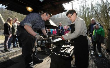 Mit Hilfe von Hammer und Amboss wird aus rohem Eisen Kunst.&lt;br&gt;Foto: LWL/ Appelhans 