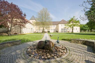 Die LWL-Maßregelvollzugsklinik Schloss Haldem setzt ein sichtbares Zeichen gegen Gewalt an Frauen.&lt;br&gt;Foto: LWL/Arendt 