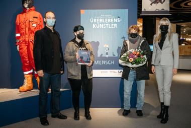 Museumsdirektor Dr. Jan Ole Kriegs überraschte Jaqueline Tembaak und Vivian Seuter zusammen mit LWL-Kulturdezernentin Dr. Barbara Rüschoff-Parzinger beim Besuch der Ausstellung Überlebenskünstler Mensch (v. l. n. r.).&lt;br&gt;Foto: LWL/Steinweg 
