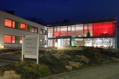 Zum Internationalen Tag gegen Gewalt an Frauen erstrahlen das Zentralgebäude und die Umgebung der LWL-Klinik und des LWL-Wohnverbundes in Orange.&lt;br&gt;Foto: LWL 