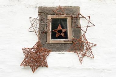 Dezembersterne werden bei Onlinekursen des LWL-Freilichtmuseums Detmold geflochten.&lt;br&gt;Foto: LWL/Klein 