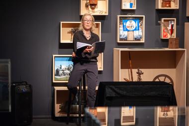 Schauspielerin Beate Reker geht an diesem literarischen Abend im LWL-Museum für Naturkunde den großen Fragen der Menschheit nach.&lt;br&gt;Foto: LWL/Fialla 