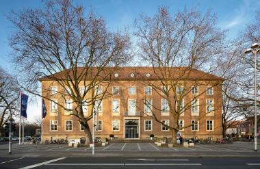 Das LWL-Landeshaus in Münster wird am Donnerstag (25.11.) in orangefarbenem Licht angestrahlt.&lt;br&gt;Foto: LWL/Tronquet 