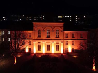 Auch die LWL-Klinik Marsberg beteiligte sich mit einer Lichtaktion am Tag der Gewalt gegen Frauen. Foto: LWL 